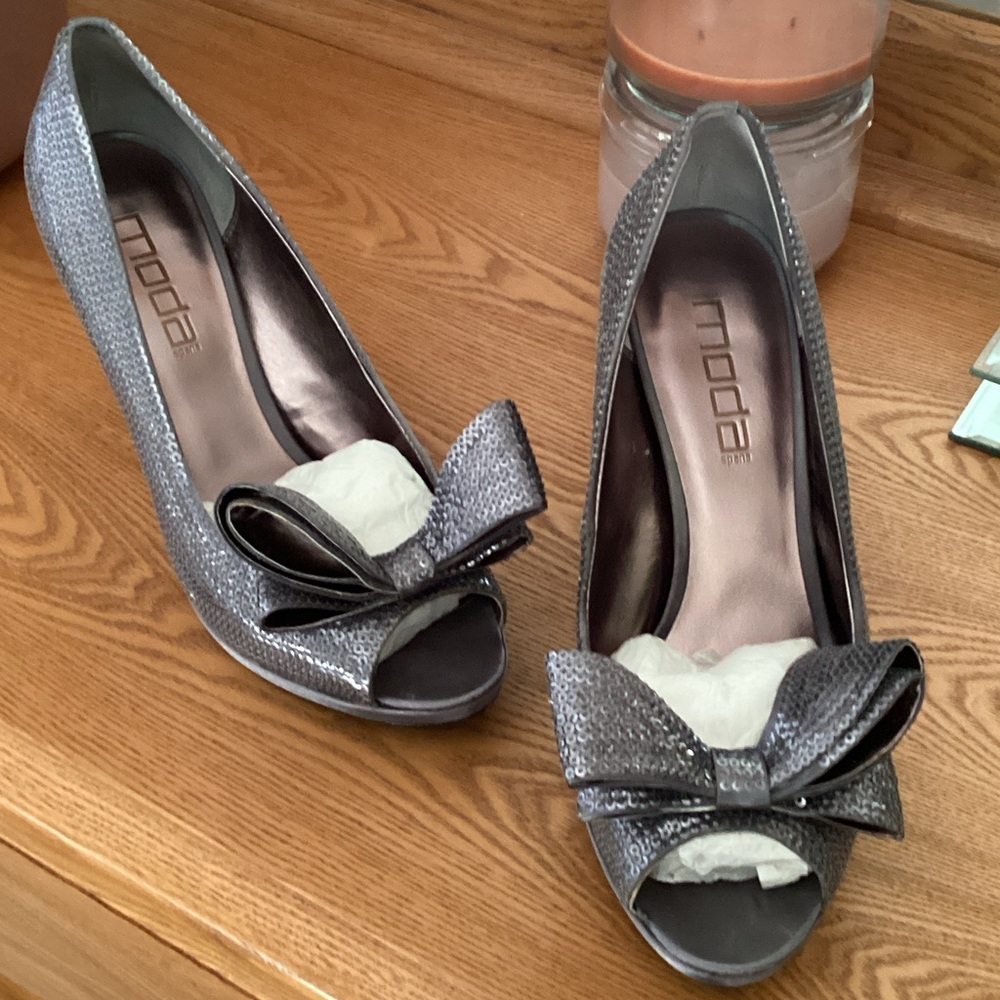 Moda Women's Metallic Silver Bow Heels